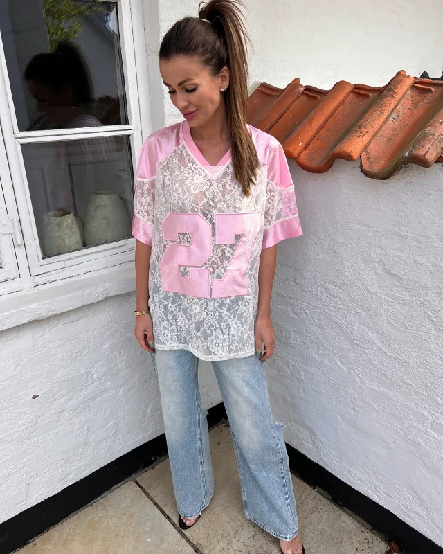 Elsker alt ved det ….💕 Bluse 379,- jeans 449,-