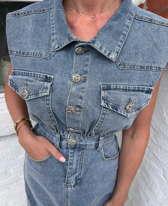 Fedeste nye denim kjole dr landet på shoppen 💙 449,-