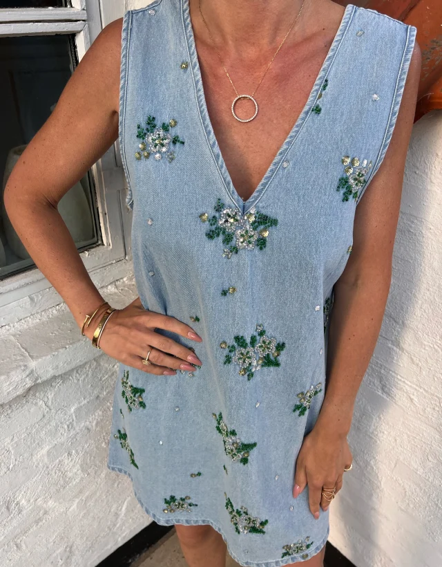 Smukkeste nye denim kjole med palietter 🌼💙 599,-